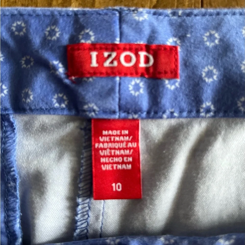 Izod women’s size 10 shorts.  Blue patterned.